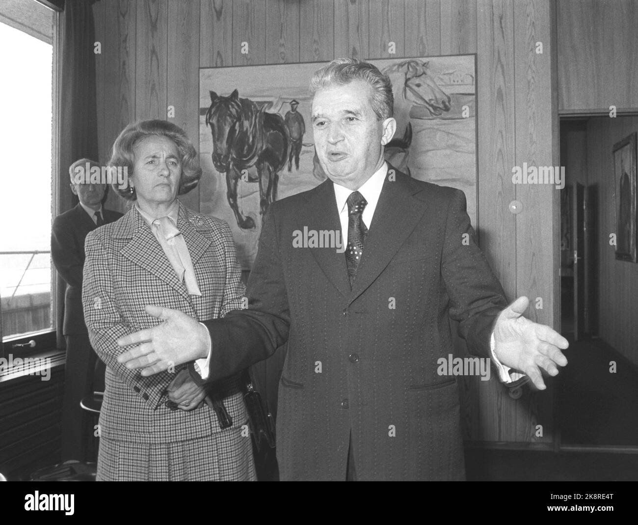 Oslo 19801114. Der rumänische Präsident Nicolae Ceausescu und Frau Elena zu einem offiziellen Besuch in Norwegen. Nach dem Gespräch mit Premierminister Odvar Nordli kam Präsident Ceausescu mit seinen ersten knappen Aussagen an die Presse. Im Hintergrund Frau Ceausescu, die erste stellvertretende Ministerpräsidentin Rumäniens. Foto: Knut Nedrås NTB / NTB Stockfoto