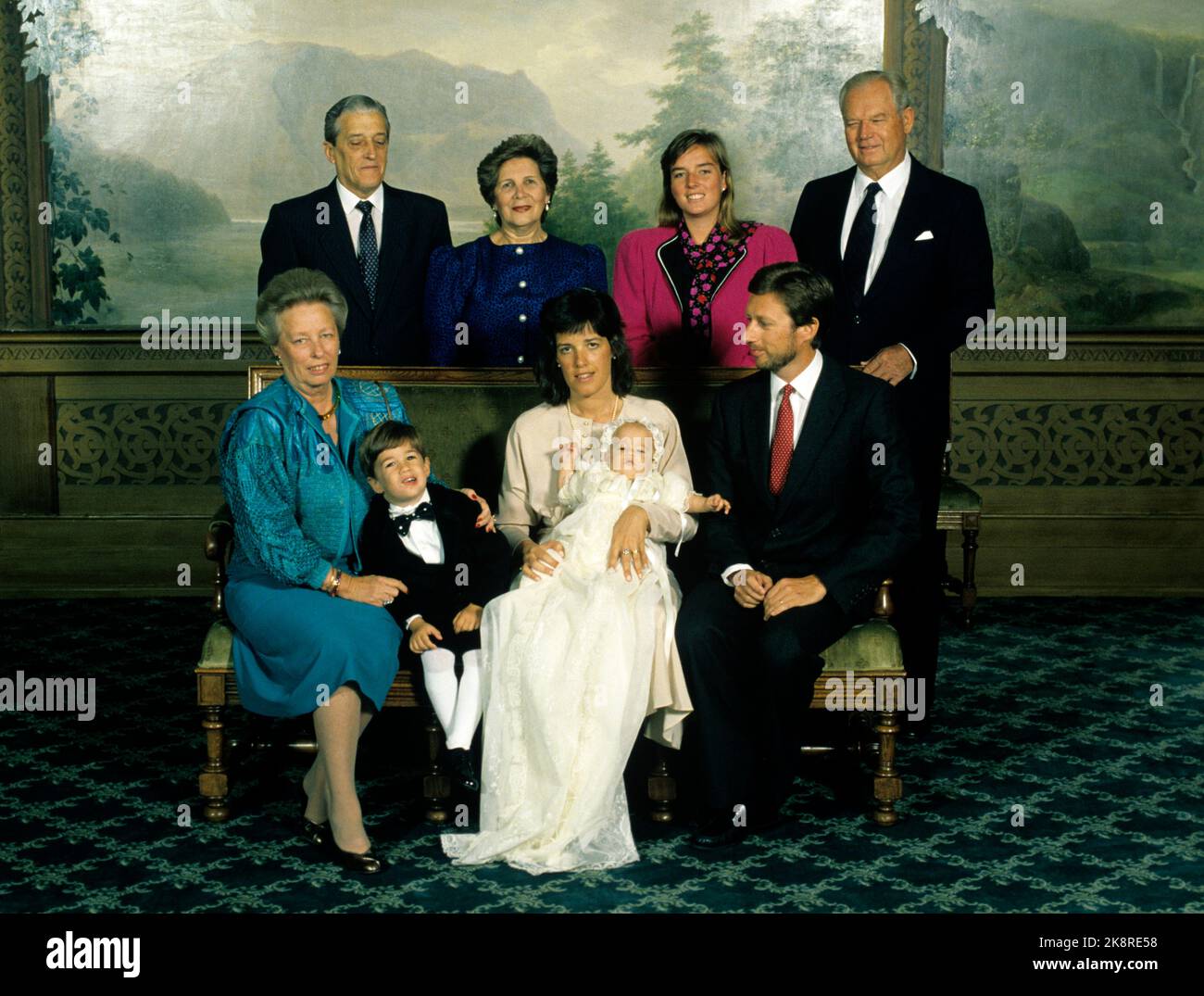 Oslo 19881011. Christian Fredrik Lorentzen wird getauft. Hier versammelt sich die Familie um den Neuling. Mutter Martha und Vater Haakon Lorentzen. Großer Bruder Olav Alexander mit Prinzessin Ragnhild Mrs. Lorentzen. Hinter t.h. Opa Erling Lorentzen. Foto: Knut Falch / NTB Stockfoto