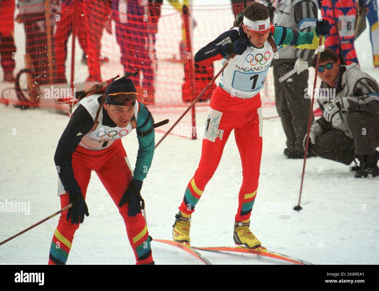 Olympic Nagano 199802: DAG Bjørndalen (v.v.) wechselt mit seinem Bruder Ole Einar Bjørndalen unter der Biathlon-Staffel. Austausch. Norwegen nahm Silber. Scan-Foto: Gunnar Lier Stockfoto