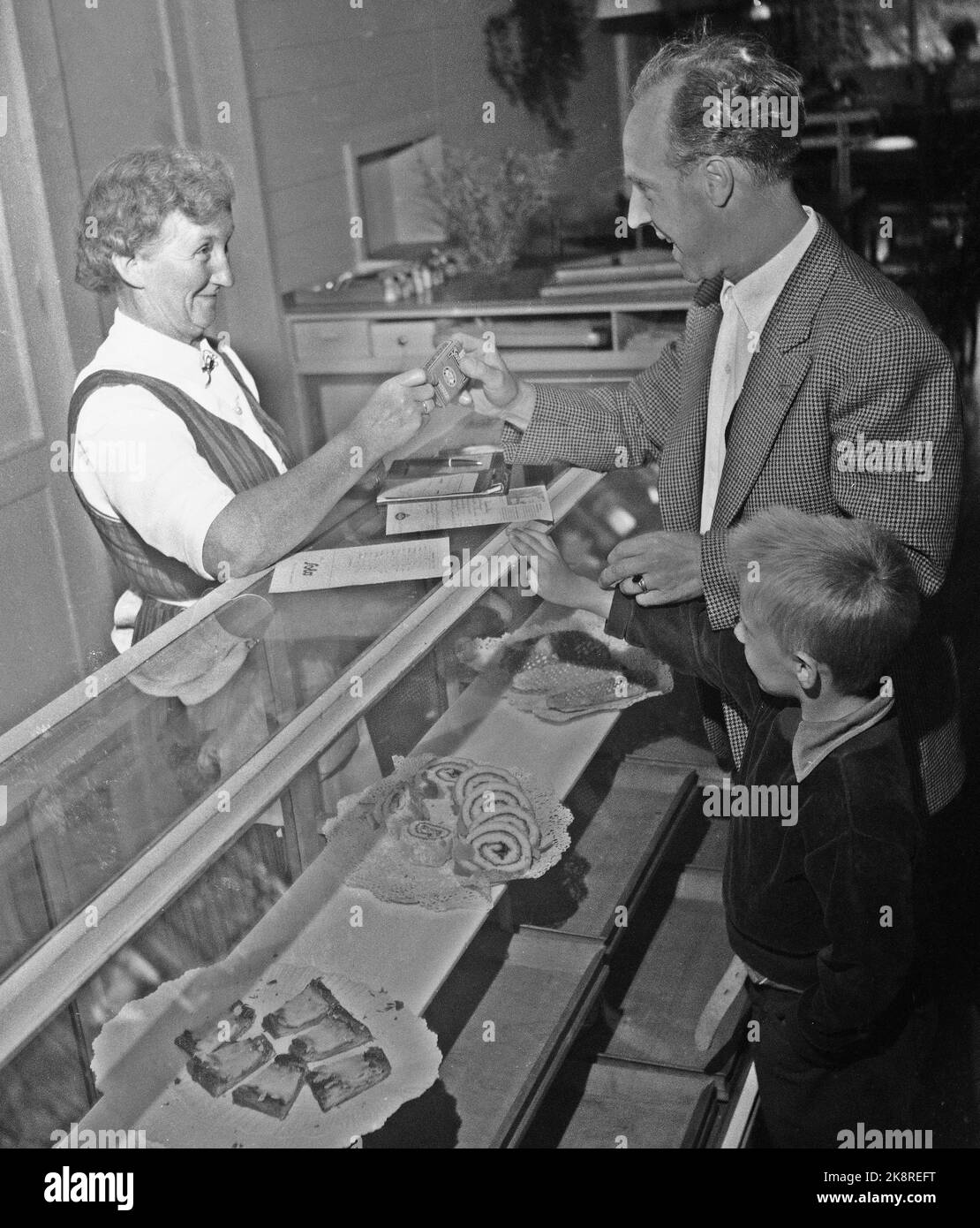 Norwegen 19560825 'Sooping-Bruder zu Besuch Was ist die Wahrheit über die schwedischen Autotouristen in Norwegen? Eine schwedische Familie macht Urlaub in Norwegen. Hier ist eine Packung Zigaretten, South State, im Café. Kuchen und Gebäck an der Theke. Foto; Bjørn Bjørnsen / Aktuell / NTB Stockfoto