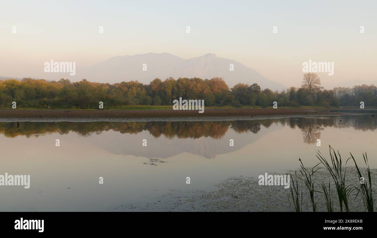 Im Oktober 2022 füllt in Snoqualmie Washington ein Waldbrand die Luft, der den Blick auf den Mount Si teilweise verdunkelt Stockfoto