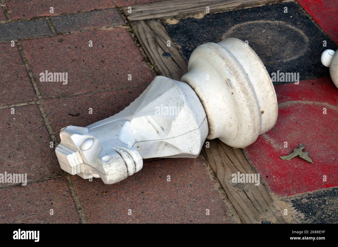 Gefallener Ritter auf einem Mega-Schachbrett Stockfoto