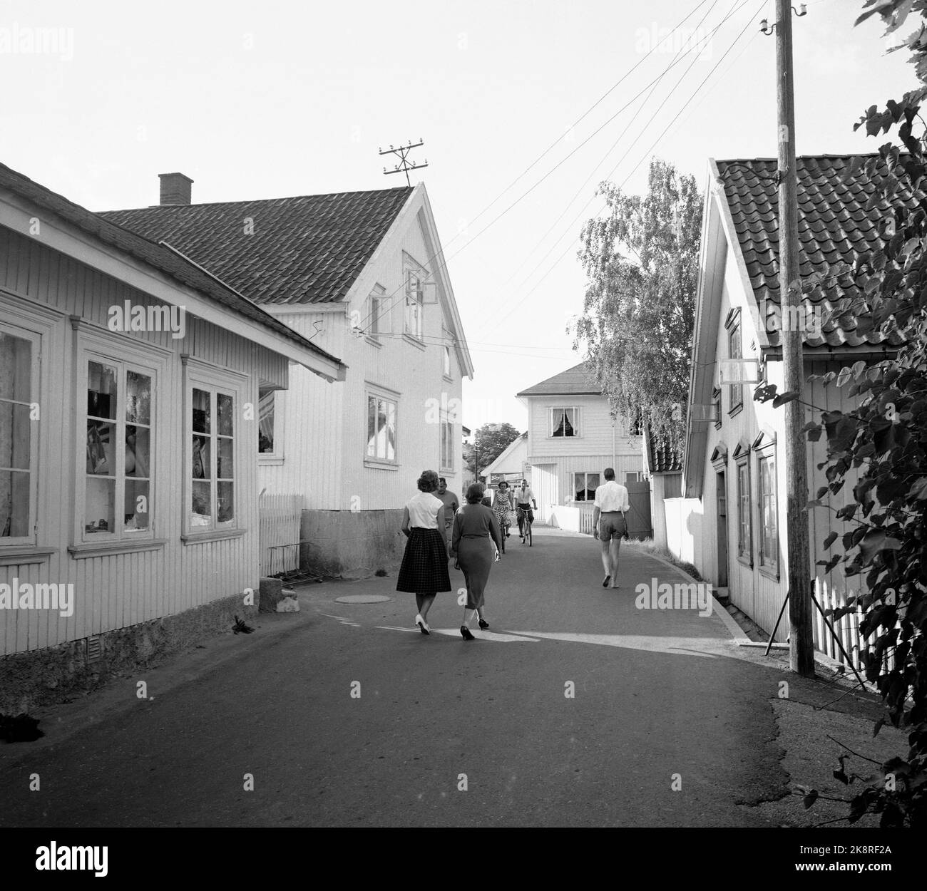 Åsgårdstrand Juli 1959. Sommeratmosphäre in Åsgårdstrand. Alte Holzhäuser, Menschen, die in den Straßen spazieren. Altmodisch. Foto: Aaserud / Aktuell / NTB Stockfoto