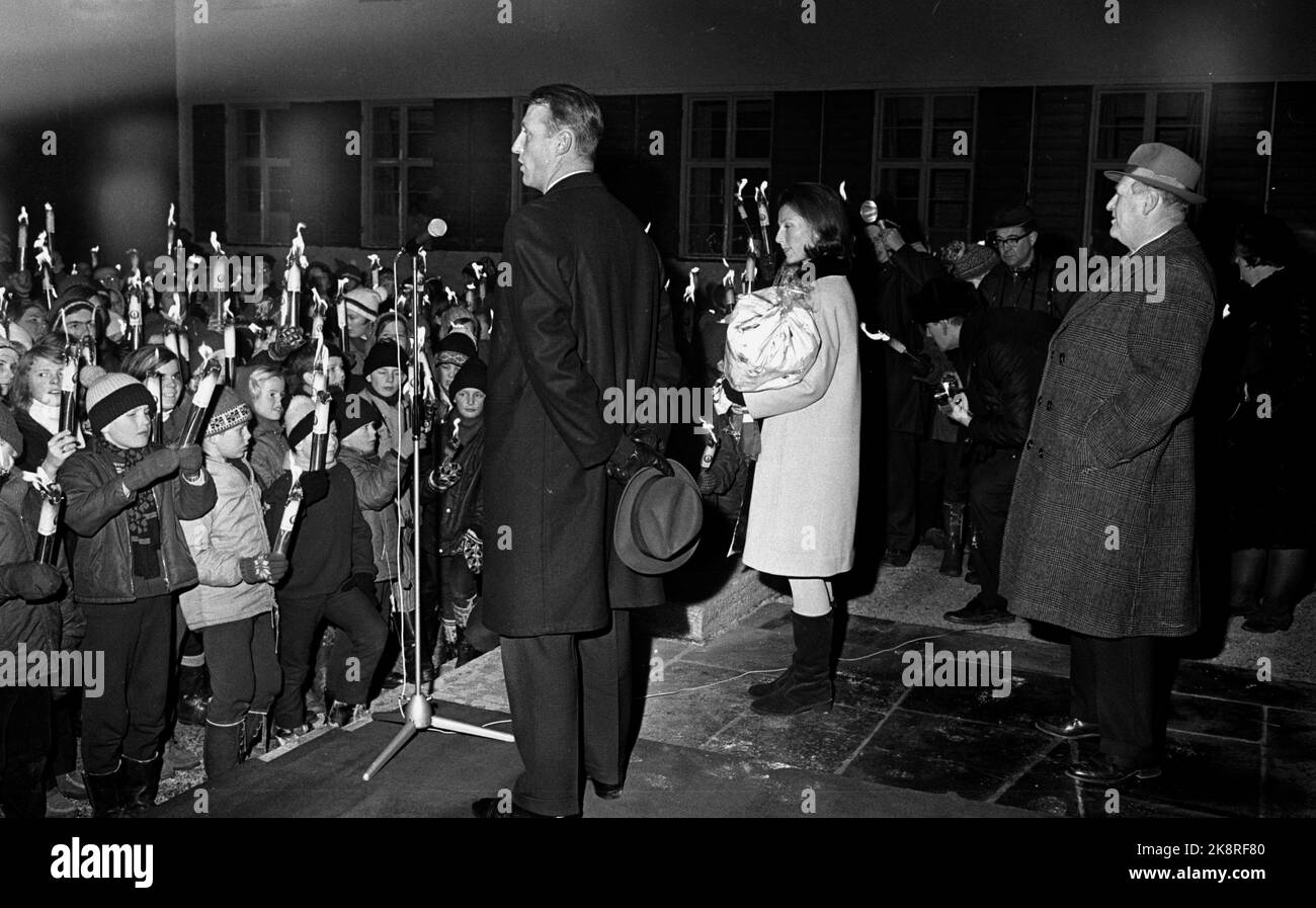 Asker 19681214: Fackelzug für das Kronprinzenpaar Harald und Sonja vor ihrem Haus in Skaugum. Hier war das Kronprinzenpaar knapp 4 Monate lang verheiratet. King Olav V Th. Anderer Text fehlt. L 1985. NTB-Archiv/ntb Stockfoto