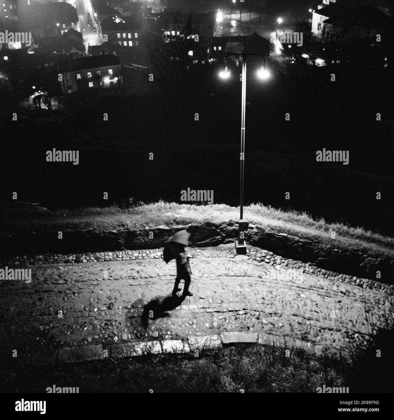 Halden 19611125 eine Nacht in der Stadt Halden bei einem Spaziergang auf der Festung. Single Mann mit Regenschirm auf einer Reise im Dunkeln. Foto: Aage Storløkken / Aktuell / NTB Stockfoto