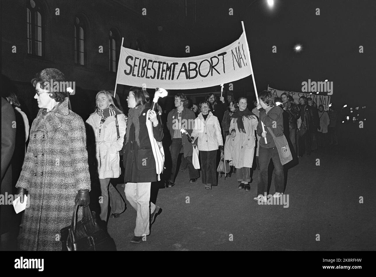 Oslo 19731109 Demonstration für selbstbestimmte Abtreibung. Info. 1000 Teilnehmer gingen in den Demonstrationszug, von Youngstorget zum Universitätsplatz, um die Forderung nach selbstbestimmter Abtreibung zu unterstützen. Foto: NTB / NTB Neg.no: 29028 Stockfoto