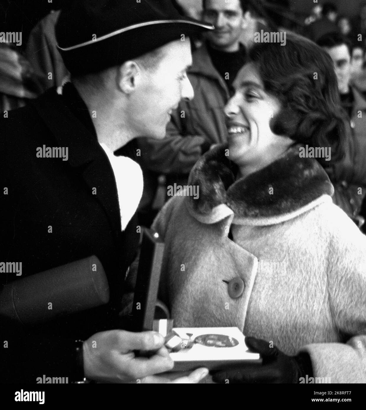 Innsbruck, Österreich 196402 die Olympischen Winterspiele 9.. Schnelles Skaten, Männer, 5000 Meter. Zum ersten Mal wurden alle Medaillen von 5000 Metern von ein und derselben Nation gewonnen. Hier jubelt der Sieger Knut Johannesen nach der Preisverleihung mit Frau Anne Lise. Kupperns Siegerzeit betrug 7.38.4 Foto: Current / NTB Stockfoto