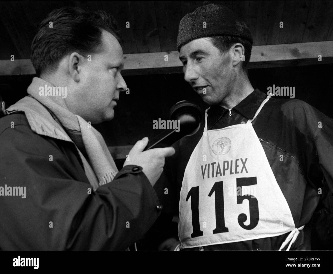 Oslo 19610310 Skiport, Holmenkollrennene, 15 Kilometer Langlauf wurde von Harald Grønningen gewonnen. Hier wird das Grün nach dem Sieg von NRK's ​​Bjørge Lillelien interviewt. Foto: Current / NTB Stockfoto