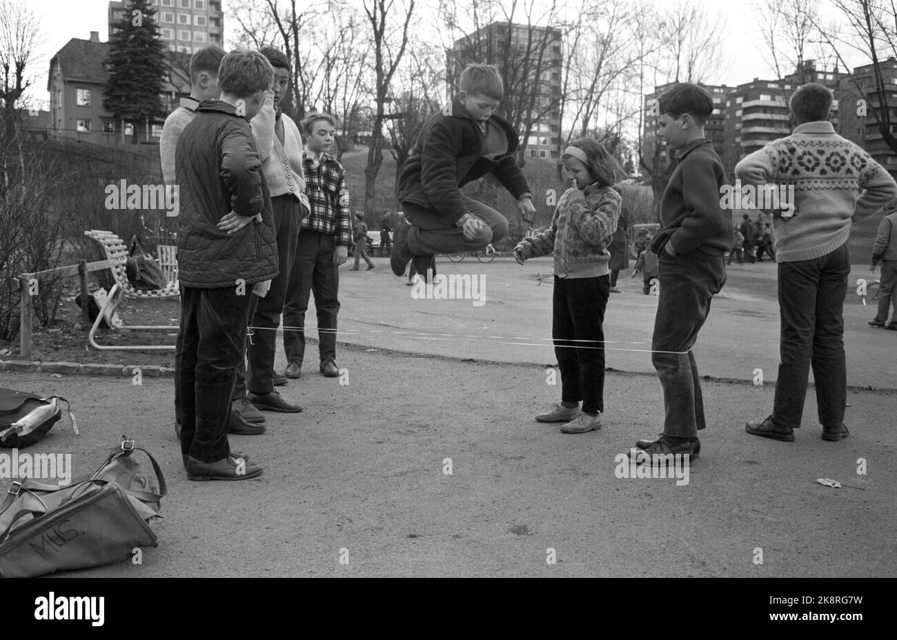 Oslo 196404 Kinder bei Marienlyst in Oslo springen auf Strick, sowohl Jungen als auch Mädchen. Stud. Mag. Art. Åse Astrup (Åse Enerstvedt) sammelt als erstes im Land Material für einen Master-Abschluss über norwegisches Outdoor-Kinderspielzeug. Foto Sverre A. Børretzen / Aktuell / NTB Stockfoto