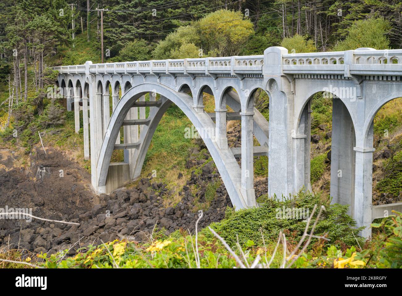 Conde B McCullough entwarf die Ben Jones Bridge in der Nähe der Depoe Bay, Oregon, auch bekannt als Rocky Creek Bridge mit Betonbogen Stockfoto