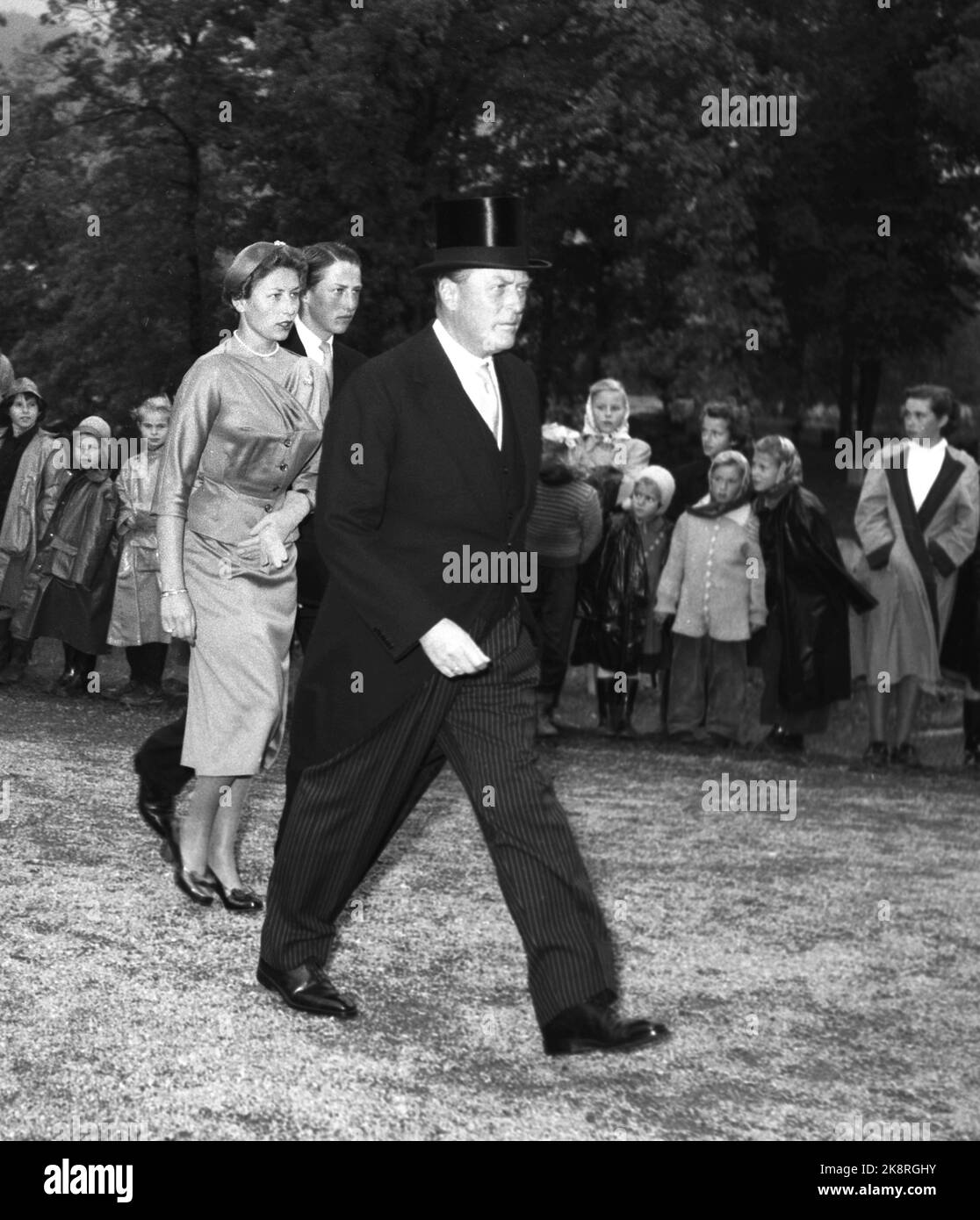 Asker 19540210. Prinsesse Ragnhild Og Erling Lorentzen bærer sitt ...