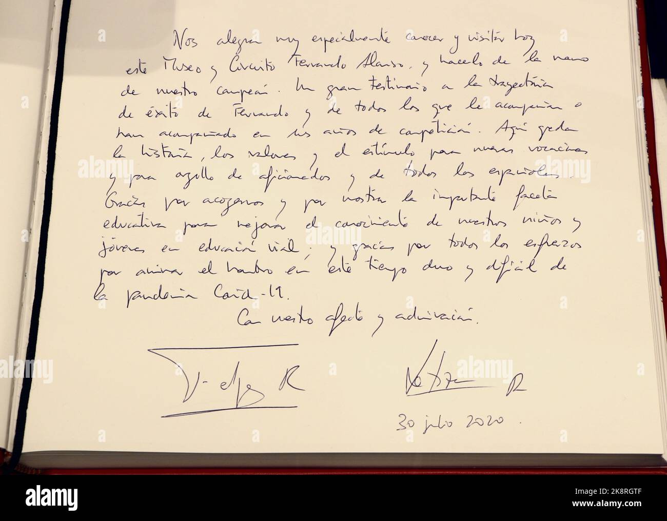 Seite aus dem Besucherbuch handgeschriebene Hommage von König Alpieius VI. Von Spanien, ebenfalls von Königin Letizia von Spanien signiert, wird im Fernando Alonso Museum ausgestellt Stockfoto