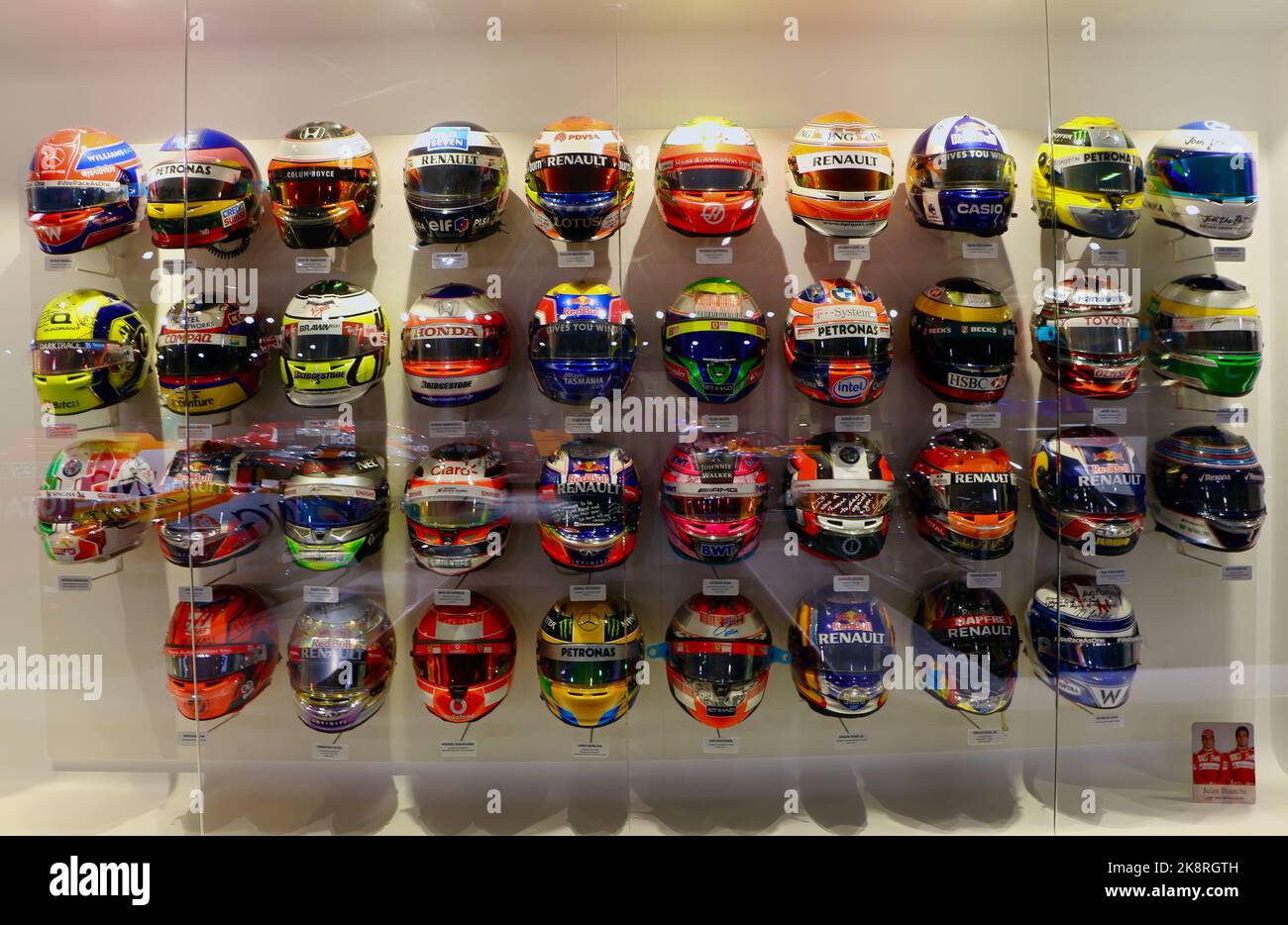 Wandmontierte Sammlung von begabten signierten Sturzhelmen von Formel-1-Fahrern, Fernando Alonso Museum und Circuit Oviedo Asturias Spanien Stockfoto