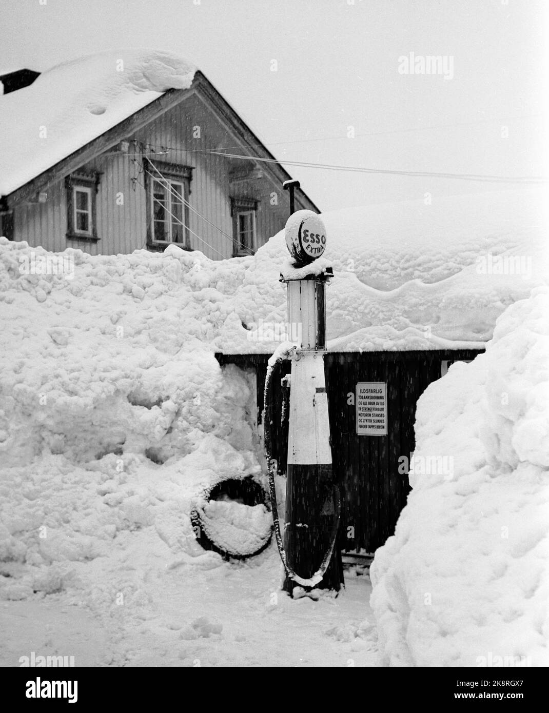 Südnorwegen, Februar 1951: Starker Schneefall über dem südlichen Teil des Landes verursachte wochenlang Chaos. Hier ist eine verringerte Tankstelle / Benzinpumpe mit Esso Logo. Foto: Arne Kjus / Aktuell / NTB Stockfoto