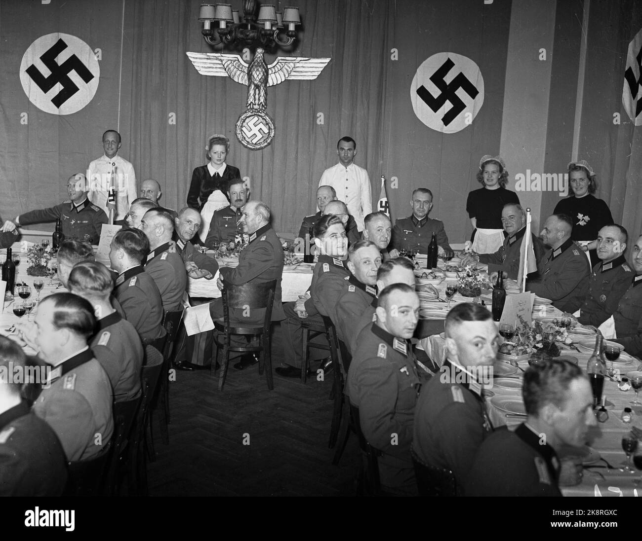 Akershus, Oslo, Mai 1942. General Valentin Feurstein mit seinen Mitarbeitern im Wehrmachtskasino auf der Festung Akershus. (Kinnkreuz und Deutscher Adler als Wanddekoration). Kinnkreuz an den Wänden. Foto: Aage Kihle / NTB *** das Foto wurde nicht verarbeitet ***** Stockfoto