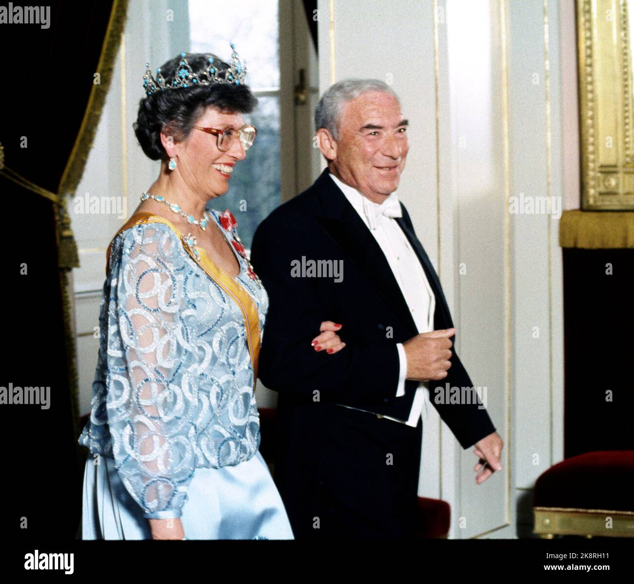 Oslo 19860513. Königin Beatrix und Prinz Claus der Niederlande bei einem offiziellen Besuch in Norwegen. Hier machen sich Prinzessin Gräfin und Jo Benkow auf den Weg zu einem Galadiner auf der Burg. Foto: Knut Nedrås NTB / NTB Stockfoto