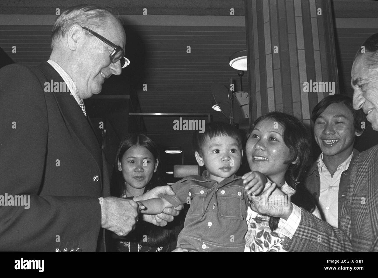 Oslo 19760916. Vietnamesische Flüchtlinge nach Norwegen. Zwei Familiengruppen von 18 Personen kommen in Fornebu an und werden von Generalsekretär Wilhelm Bøe im Norwegischen Flüchtlingsrat getroffen. Foto: Oddvar Walle Jensen NTB / NTB Stockfoto