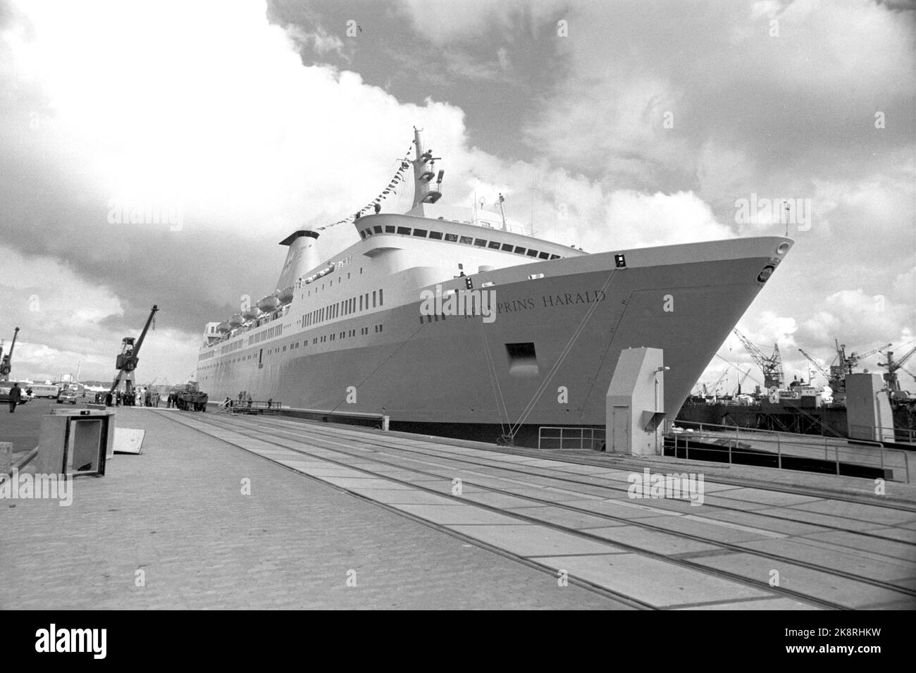 Oslo 19760330. Kronprinzessin Sonja tauft neue Schiffe der Reihe 'Kronprinz Harald'. Hier ist das Schiff am Hafen. Foto: Svein Hammerstad NTB / NTB Stockfoto