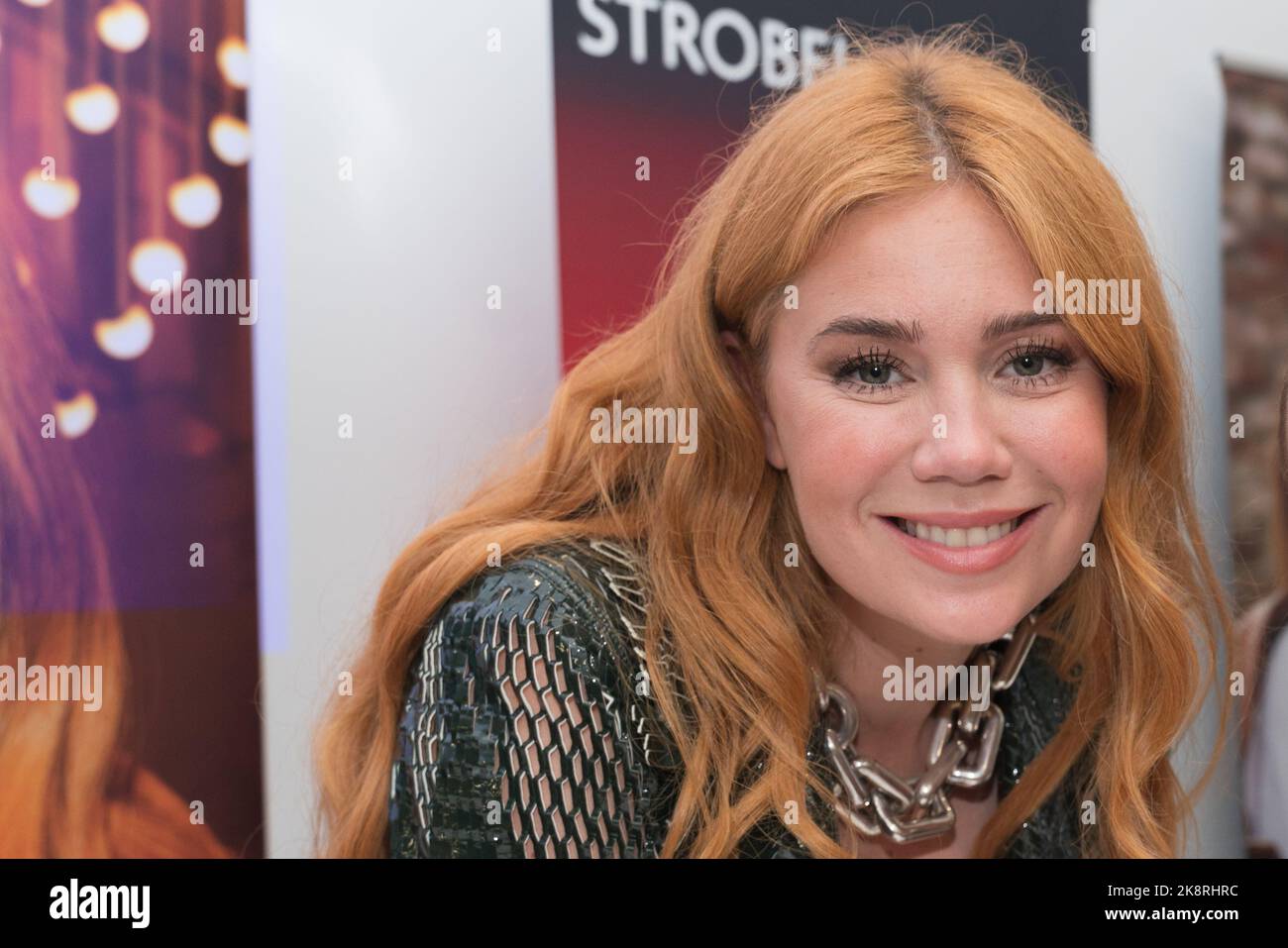 FRANKFURT AM MAIN, Deutschland - 22 2022. Oktober: Palina Rojinski (*1985, russisch-deutsche Fernsehmoderatorin) auf der Frankfurter Buchmesse 74. / Buchmesse Frankfurt Stockfoto