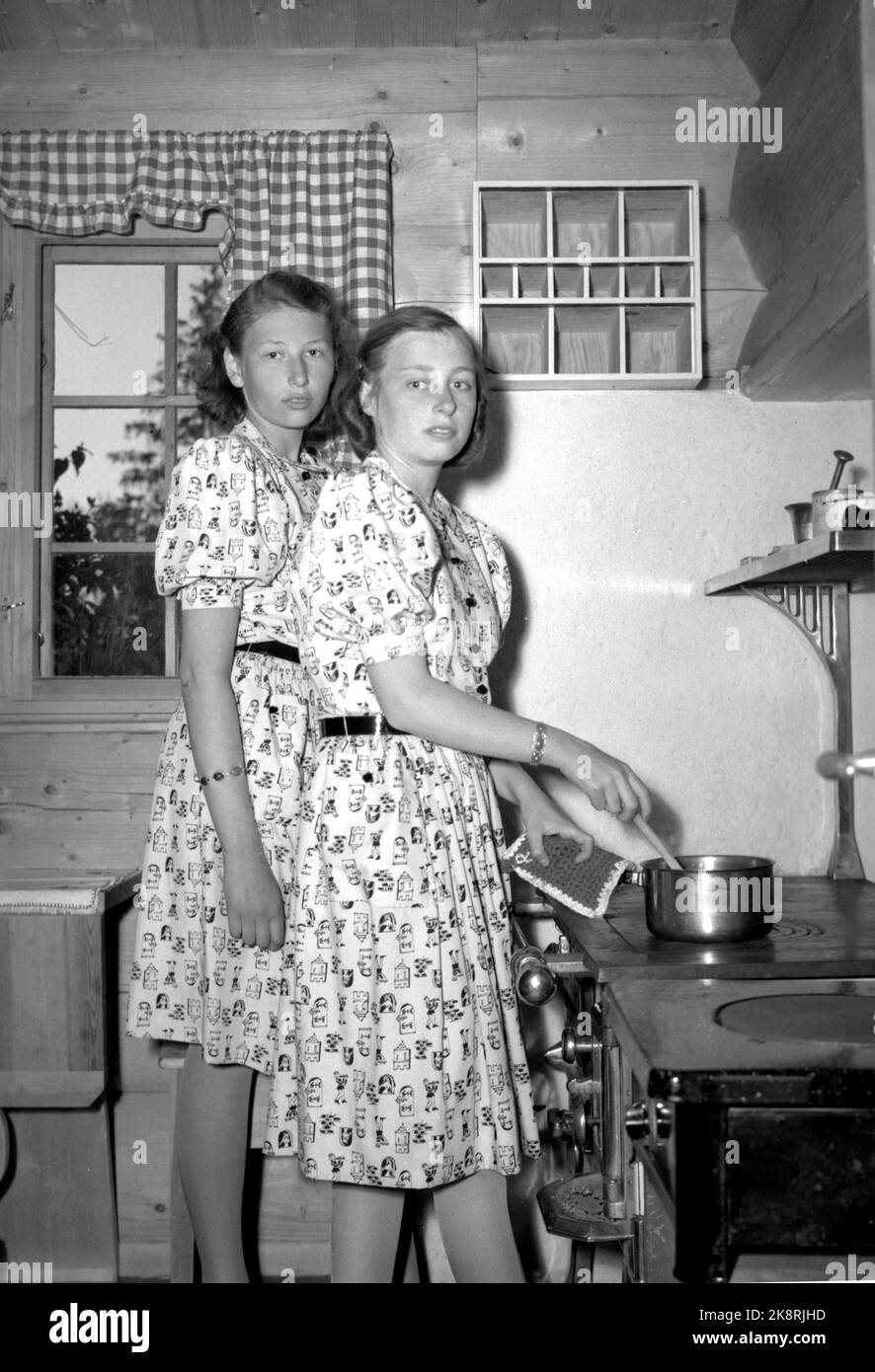 Asker 19460524. Die Kronprinzenfamilie fotografierte in Skaugum. Hier