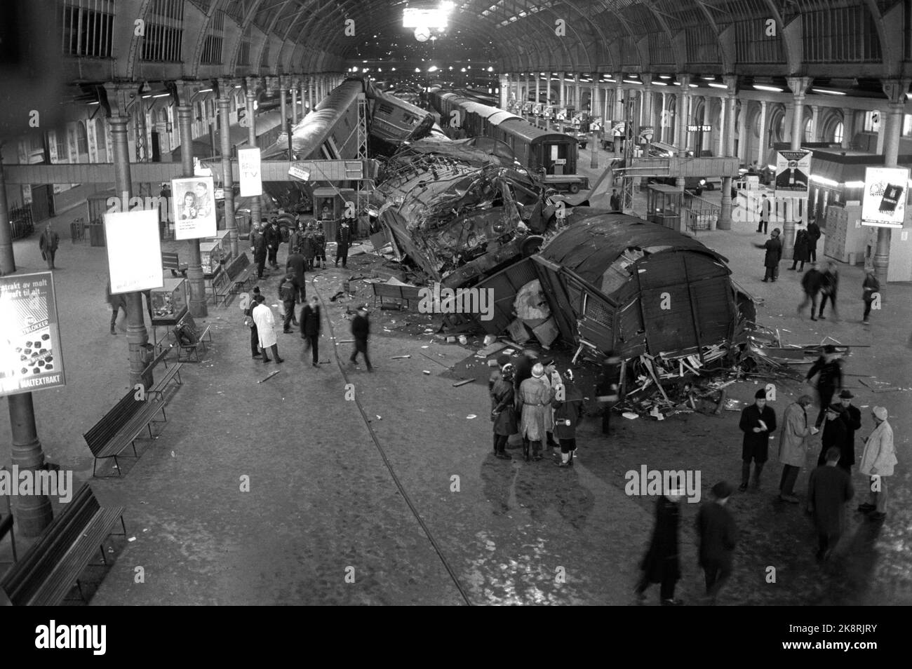 Oslo 19701227 Güterzüge haben die Bremsen verloren und sind in die Halle am Ostbahnhof von Oslo eingestürzt. Der Lokführer kam ums Leben, und der Leuchtturm wurde mit einer Geldstrafe bestraft, bevor er sich verengte. Zum Glück waren nur 10-15 Predals in der Halle, als der Unfall passierte. Hier werfen neugierige Eisenbahnwracks einen Blick. Foto: NTB / NTB Stockfoto