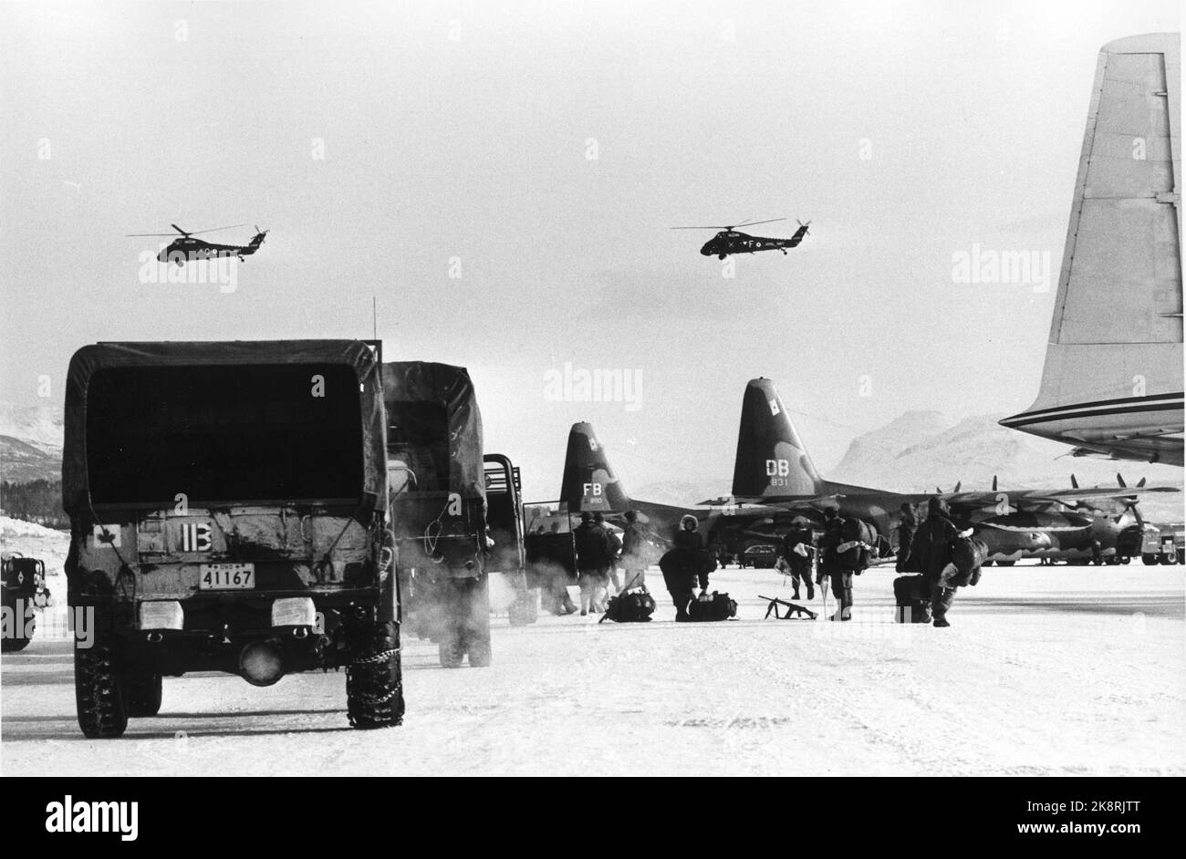 Bardufoss 197003-. NATO-Übung '' Arctic Express ''. DIE US-Militärausrüstung kommt mit Transportflugzeugen an. Lkw. Soldaten. Helicots. Foto: NTB-Archiv / NTB-Archiv-Ordner: 1989 / NATO-Übungen Stockfoto