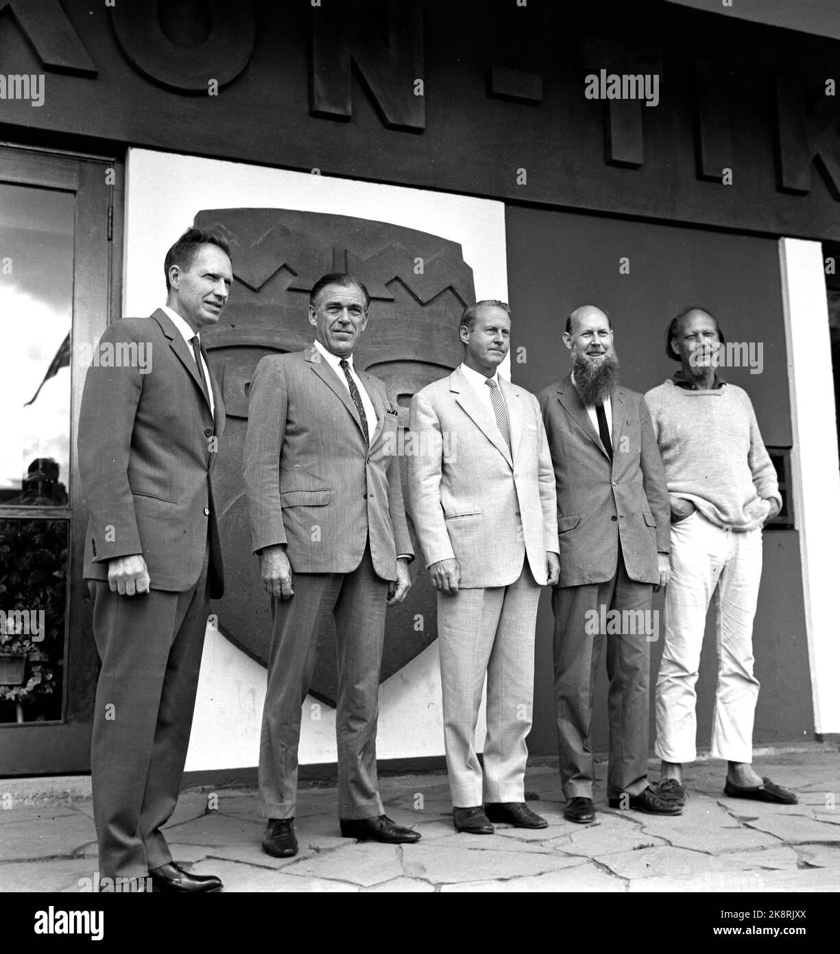 Oslo 19670806. Die Teilnehmer der Kon-Tiki Journey vor 20 Jahren kommen in Oslo zusammen, um den Seetrip zu feiern. Das Bild wurde im Kon-Tiki Museum aufgenommen. Z. B. Knut Haugland, Erik Hesselberg, Thor Heyerdahl, Hermann Watzinger und Bengt Danielsson. Einer der Teilnehmer Thorstein Raaby ist tot. Foto: NTB / Archiv Stockfoto Oslo 19670806. Die Teilnehmer der Kon-Tiki Journey vor 20 Jahren kommen in Oslo zusammen, um den Seetrip zu feiern. Das Bild wurde im Kon-Tiki Museum aufgenommen. Z. B. Knut Haugland, Erik Hesselberg, Thor Heyerdahl, Hermann Watzinger und Bengt Danielsson. Einer der Teilnehmer Thorstein Raaby ist tot. Foto: NTB / Archiv Stockfoto