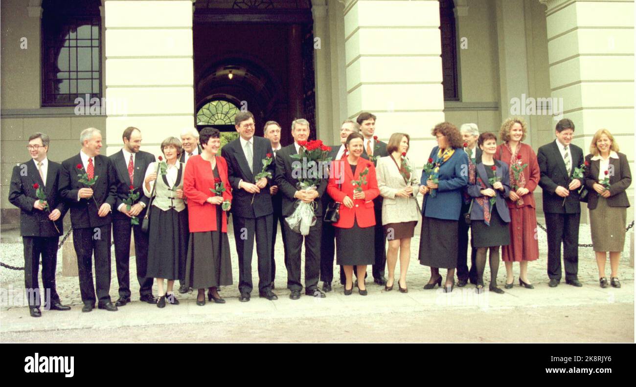 Oslo 19961025: Die neue Regierung von Premierminister Thorbjørn Jagland in Slottsplassen vor dem Schloss F.v. Karl Eirik Schjøtt-Pedersen, Kjell Opseth, Dag Terje Andersen, Sissel Rønbeck, Thorbjørn Bertnsen, Hill-Marta Solberg, Bjørn Tore Godal, Terje Rød-Larsen, Thorbjørn Jagland, Gudmund Hernes, Grete Knudsen, Jens Stoltenberg, Grete Faremo, Anne Holt , Jørgen Kosmo, Kari Nordheim-Larsen, Sylvia Brustad, Reidar Sandal und Turid Birkeland. Thorbjørn Jagland war Premierminister 25/10-1996- 17/10-1997, Vertreter von Storting 1993, Vorsitzender der Labour Party 1992-. Foto: Gunnar Lier Stockfoto