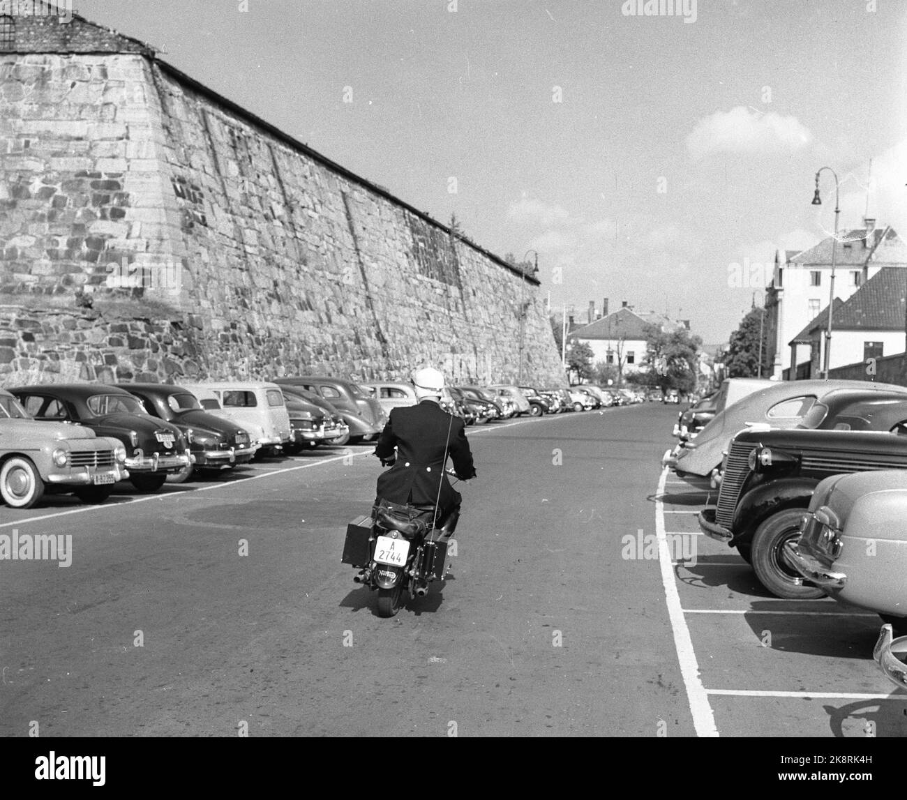 Polizei Oslo 1955 auf zwei Rädern Eine Motorradpatrouille des Oslo Police Traffic Corps geht aus, um ihre Positionen im Verkehr zu finden. Das Vorderrad ist mit Funksender und Empfänger ausgestattet, Experte mit der Ausrüstung. Die Motorradpolizei in Oslo verwendet Norton 500-Motorräder, von denen 14 zur Verfügung stehen. Die Höchstgeschwindigkeit beträgt 135-140 km/h, und die wenigen rohen Fahrer schaffen es, diese Jungs zu verlassen, wenn sie auf der Straße bleiben wollen. Hier bei der Festung Akershus. Foto; Sverre A. Børretzen / Aktuell / NTB NB! Foto nicht Bild behandelt !!! Stockfoto