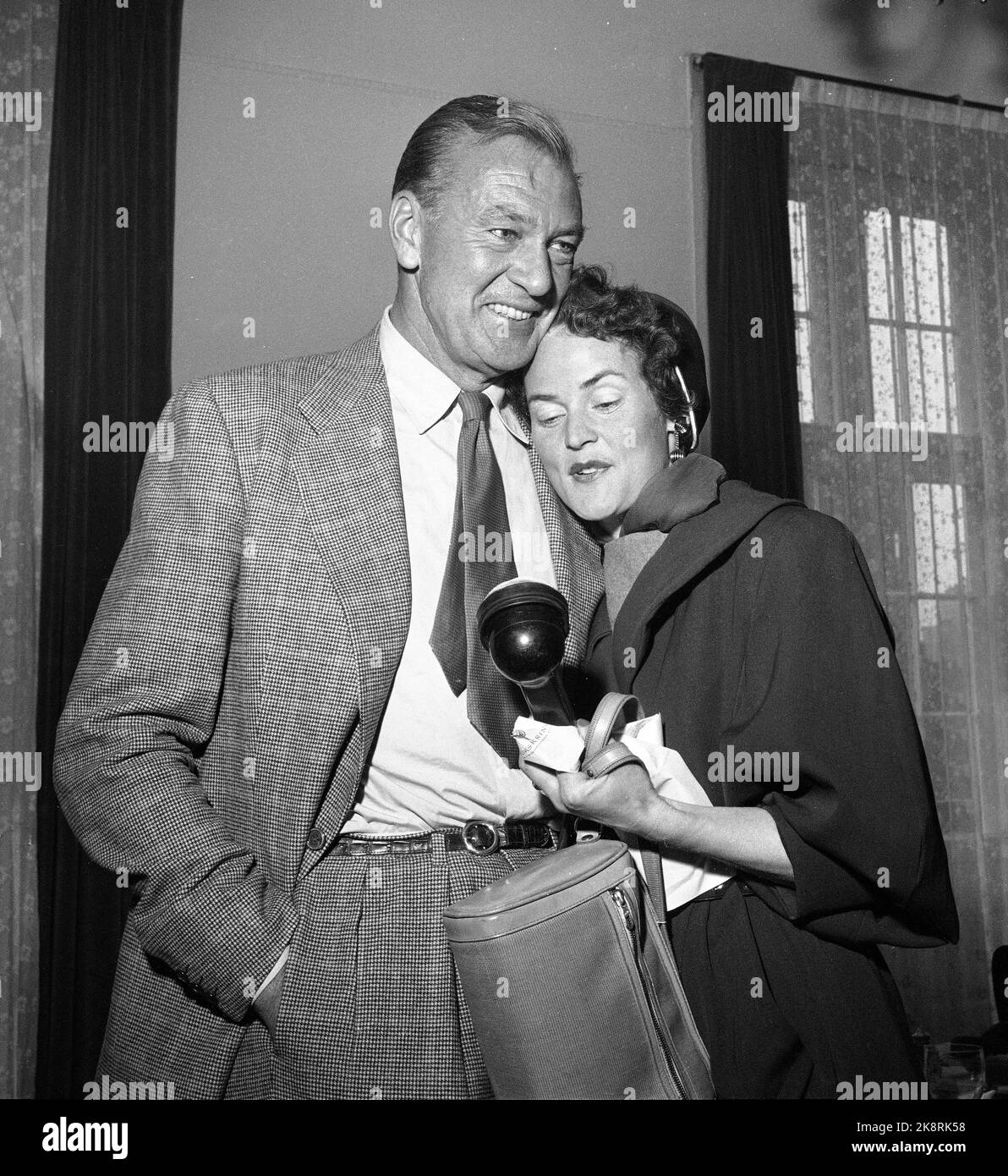 Oslo 19550420. Filmschauspieler / Filmheld Gary Cooper bei norwegischen Besuchen zur Premiere seines neuesten Films 'Vera Cruz'. Hier Cooper mit NRK-Reporter Kari Borg Mannsåker. Sie scheint bei der Arbeit nicht abgelenkt zu sein, wo sie den Norwegern mitteilt, wie es ist, in der Nähe von Gary Cooper zu sein. Foto: Gerald Pagano / Current / NTB Stockfoto