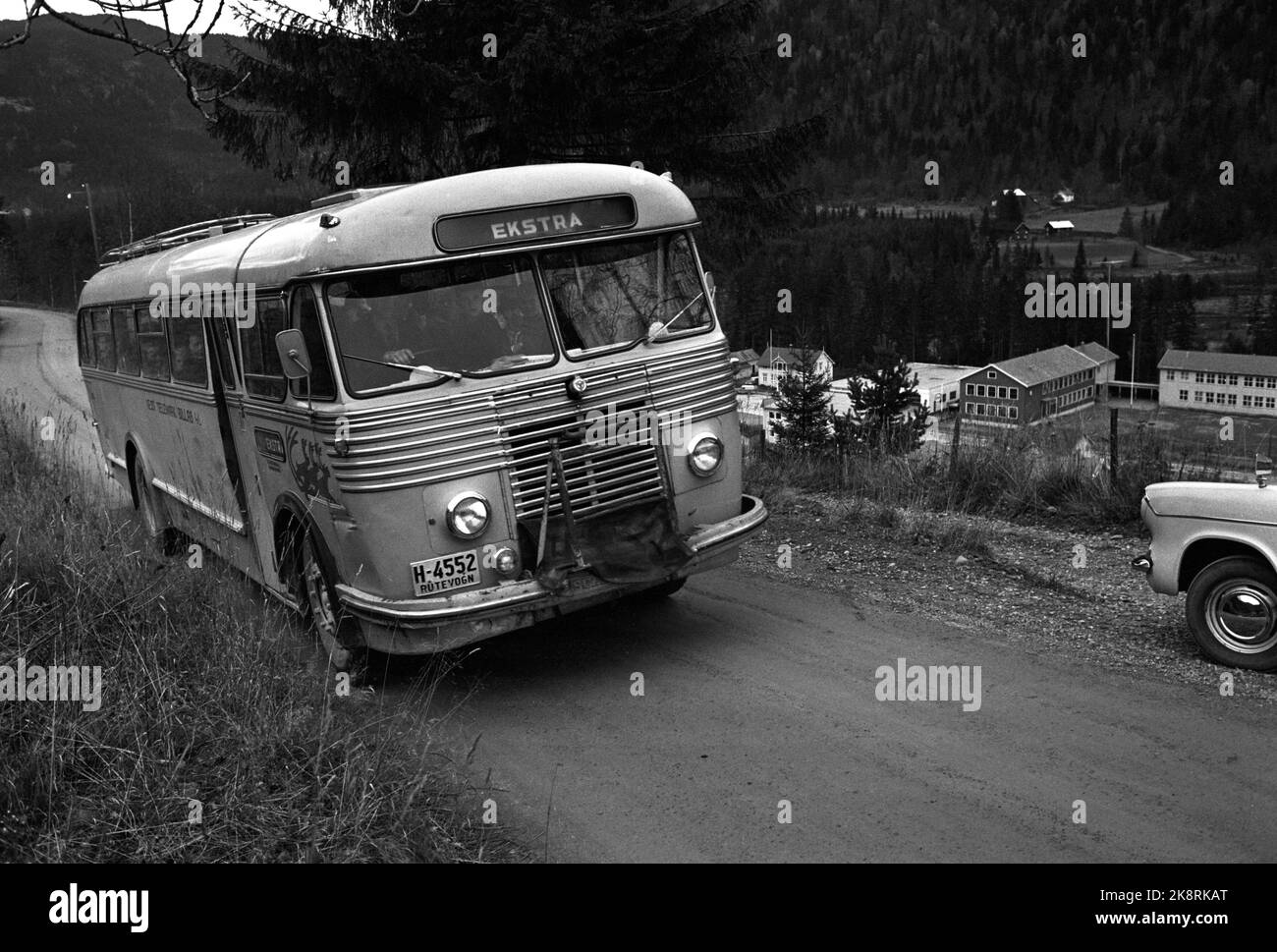 Dalen in Telemark 1963. Der Schulbus voller Schüler. Tokke Schule Hintergrund. Foto: Aage Storløkken / Aktuell / NTB Stockfoto