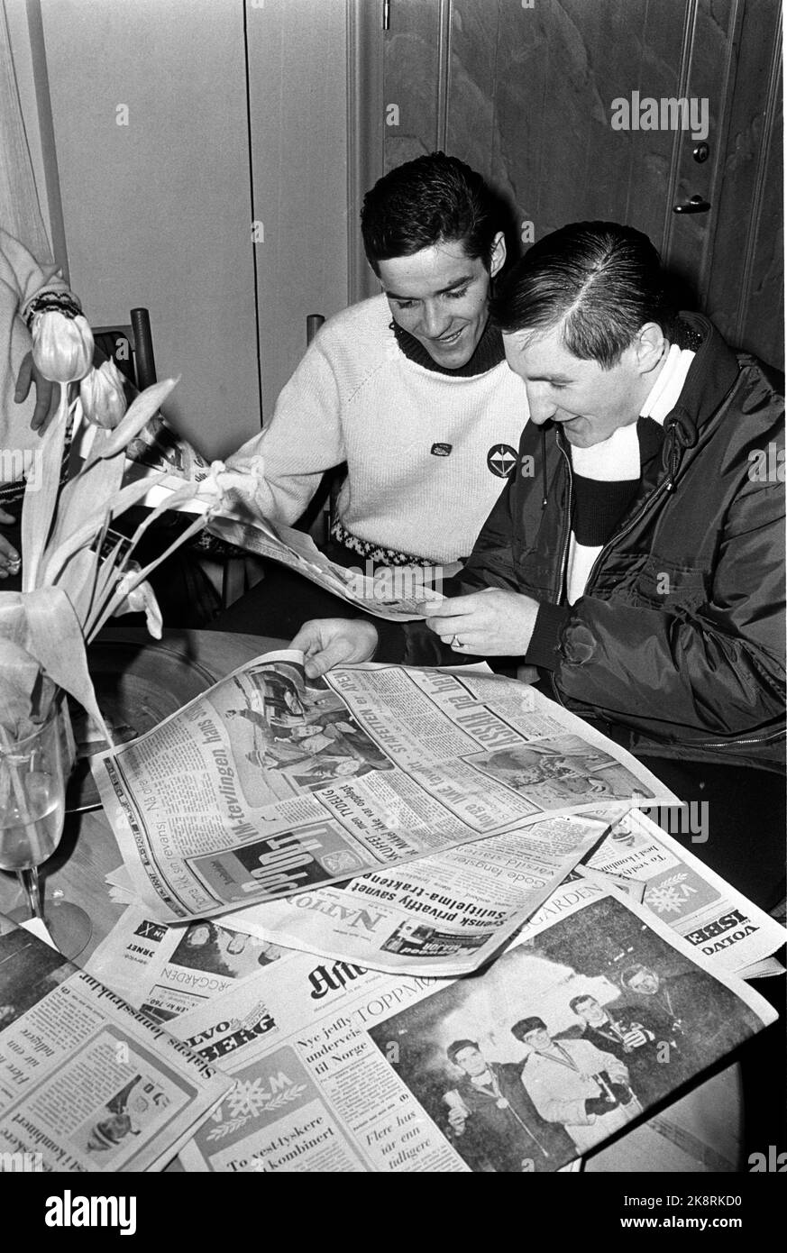 Oslo 19660223 WM in Holmenkollen. Zwei norwegische Goldgewinnerinnen, Gjermund Eggen (TV) und Bjørn Wirkola, studieren die Zeitungen, nachdem sie ihre ersten Goldmedaillen gewonnen haben. Eggen erhielt insgesamt drei Goldmedaillen in der Meisterschaft, Wirkola erhielt zwei von zwei möglichen. Foto: NTB / NTB Stockfoto