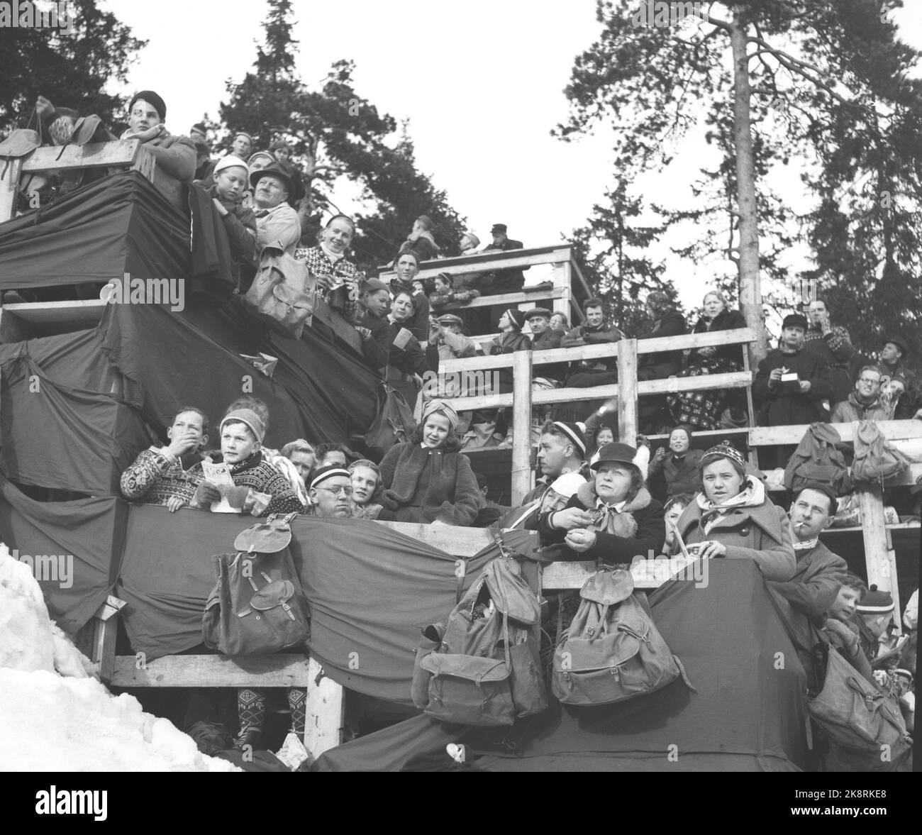 Oslo 19400303. Die Pubic genießt während des Springrennens in Holmenkollen an den Ständen. Foto: NTB / NTB Stockfoto