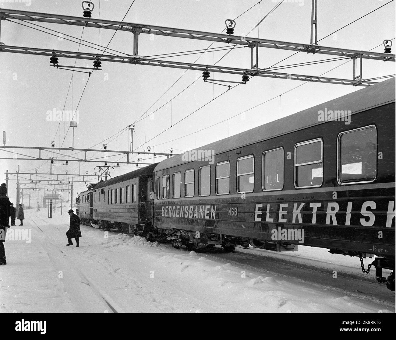 Finse 19641207 Bergensbanen elektrifiziert. Hier ist der erste Elektrozug, der die Strecke Oslo/Bergen fährt, nach Finse gekommen. Foto: NTB / NTB Stockfoto