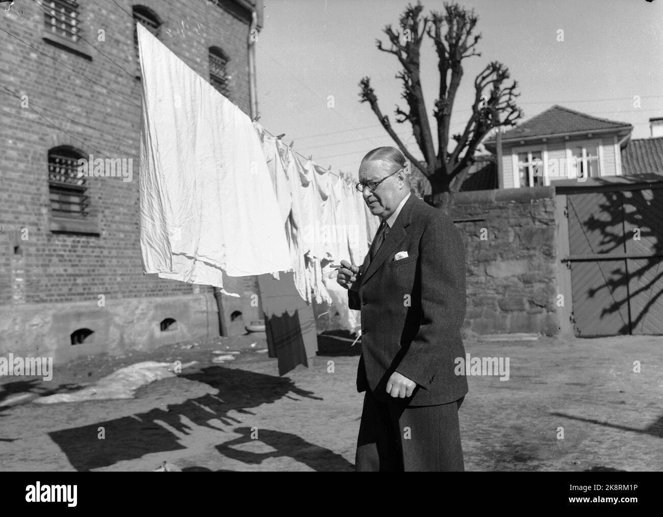 Kristiansand 21. März 1949. Der Schokoladenmord ist geklärt. Hier der Jurist Bruff mit dem Tischtuch, das Carstein Brekke seiner Mutter in Stavanger schickte. Die Vorgeschichte: 12. März 1949: Die 8-jährige Marianne Svensson starb, als sie in vergiftete Schokolade geratene. Die vergiftete Schokolade wurde per Post an Oddvar Eiken in Lund in Schweden geschickt. Die Schokolade kam von Carstein Brekke in Kristiansand. Er war eifersüchtig auf die Eiche, die mit war - und wurde später mit Randi Muren verlobt, der auch Brekke ein gutes Auge hatte. Foto: Svensson / NTB Stockfoto