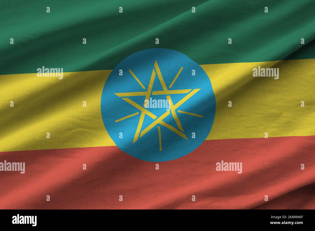 Äthiopien Flagge mit großen Falten winken aus nächster Nähe unter dem Studiolicht drinnen. Die offiziellen Symbole und Farben in Stoff Banner Stockfoto