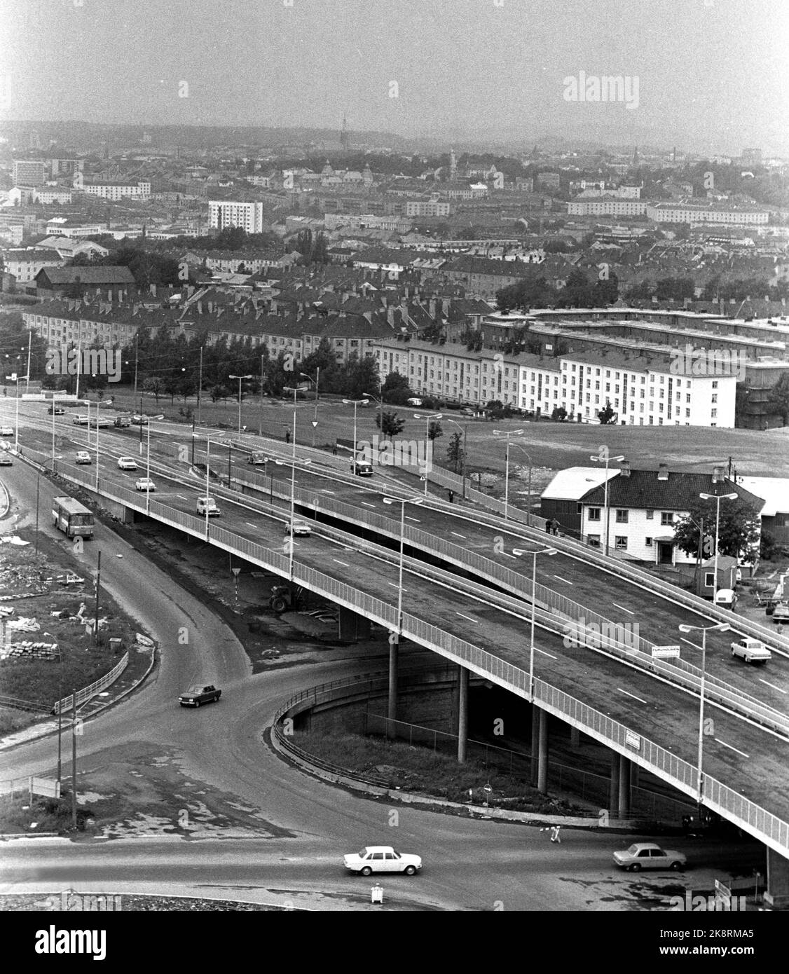 Oslo 19700701 die neue Anschlussstelle Sinsen wurde eröffnet und damit ein schwerer Engpass im Verkehr auf Trondheimsveien beseitigt. Übersichtsbild mit Autos im Kreisverkehr und auf der Brücke. Foto: NTB / NTB Stockfoto