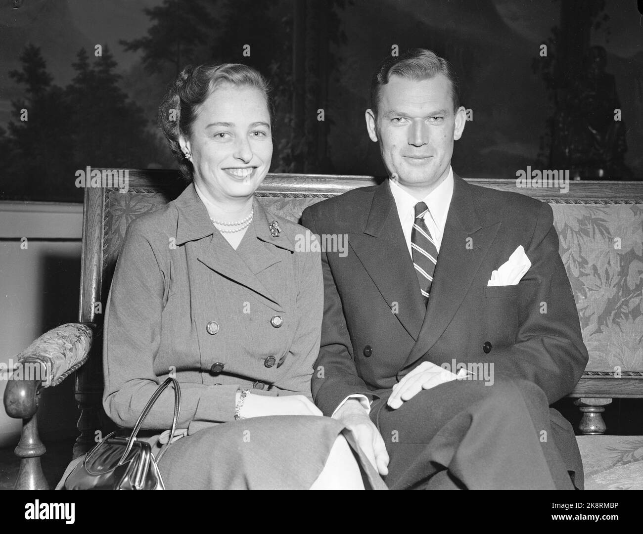 Oslo 19530214. Die Verlobung von Prinzessin Ragnhild und Reeder Erling Lorentzen. Schließlich konnten Prinzessin Ragnhild und Reeder Erling Lorentzen ihr Engagement veröffentlichen. Hier sehen wir das glückliche Paar während der Fotografie auf dem Schloss im Zusammenhang mit der Verlobung. Foto: NTB Archive / NTB Stockfoto