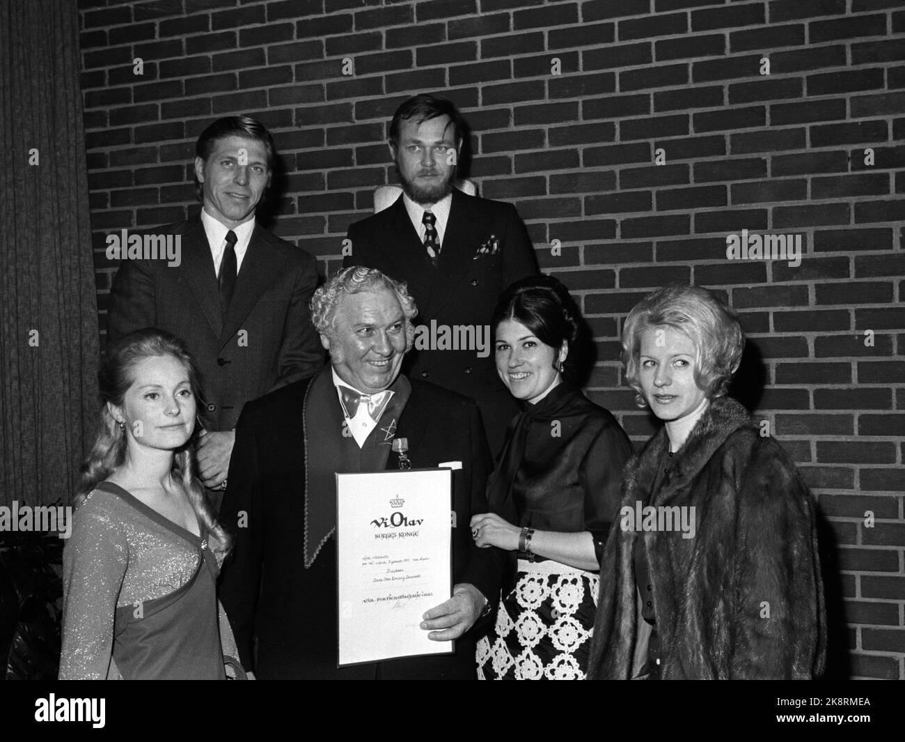 Oslo am 31. März 1973. Arnardo (Arne Otto Lorang Andersen) wurde mit der King's Merit Medal in Gold ausgezeichnet. „Eine stolze Familie mit dem goldenen Jungen in der Mitte. An v. for Arnardo, die Frau von Bjørg (Arvid) und an H. Tochter Wenche und Frau Eva Arnardo. Hinter ihrem Sohn Arvid und ihrem Schwiegersohn Jens.“ Foto: Ivar Aaserud / Aktuell / NTB Stockfoto