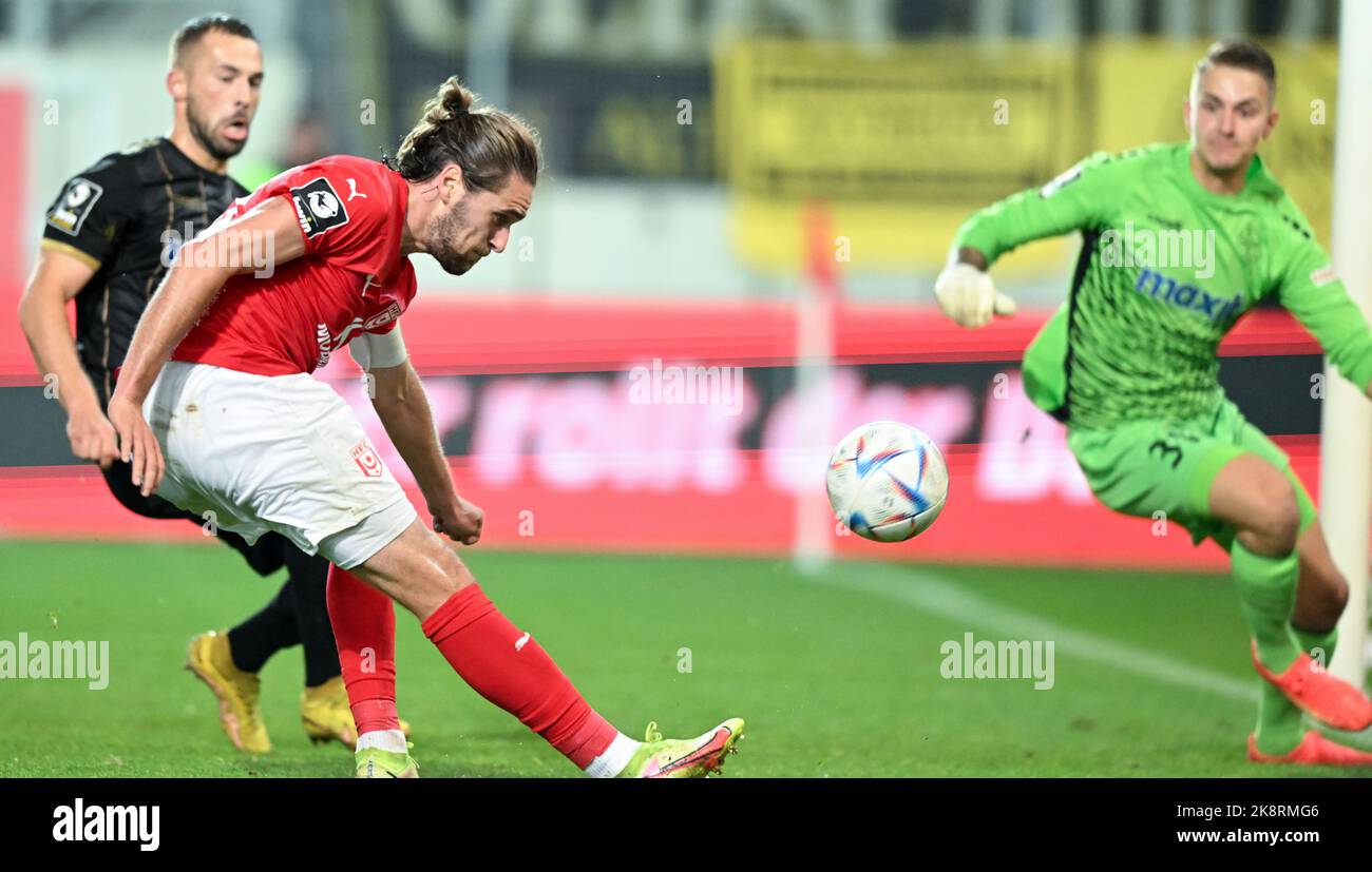 24. Oktober 2022, Sachsen-Anhalt, Halle (Saale): Fußball: 3. liga, Hallescher FC - SpVgg Bayreuth, Matchday 13, Leuna-Chemie-Stadion. Halles Jonas Nietfeld (M) holt sich den besten Torhüter von Bayreuth Sebastian Kolbe und holt sich 2:0. Foto: Hendrik Schmidt/dpa/ZB - WICHTIGER HINWEIS: Gemäß den Anforderungen der DFL Deutsche Fußball Liga und des DFB Deutscher Fußball-Bund ist es untersagt, im Stadion und/oder vom Spiel aufgenommene Fotos in Form von Sequenzbildern und/oder videoähnlichen Fotoserien zu verwenden oder zu verwenden. Stockfoto