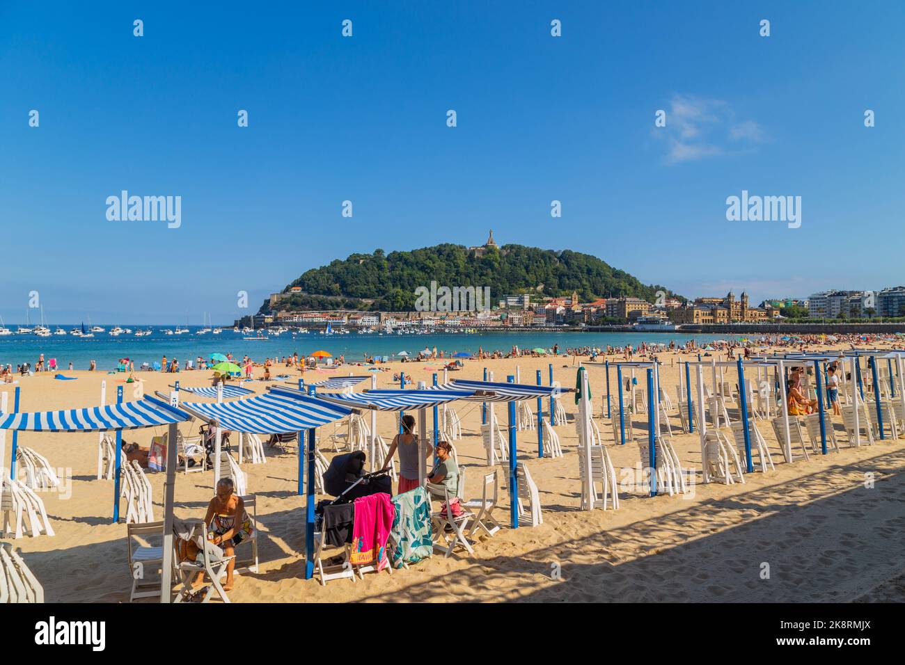 San Sebastian, Baskenland, Spanien: 20. August 2022: Landschaft des Strandes von La Concha in der Stadt San Sebastian im spanischen Baskenland Stockfoto