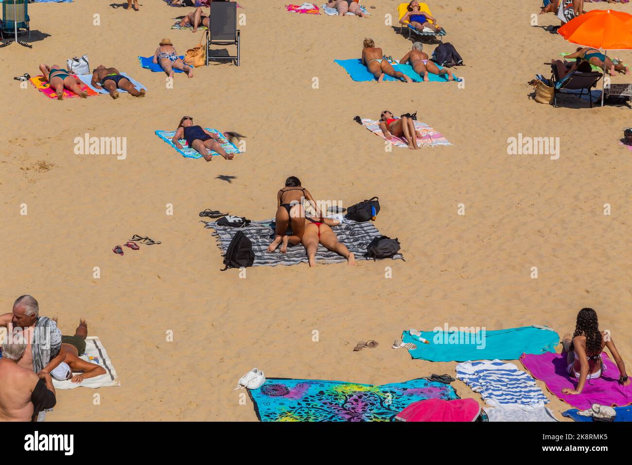 San Sebastian, Baskenland, Spanien: 20. August 2022: Landschaft des Strandes von La Concha in der Stadt San Sebastian im spanischen Baskenland Stockfoto
