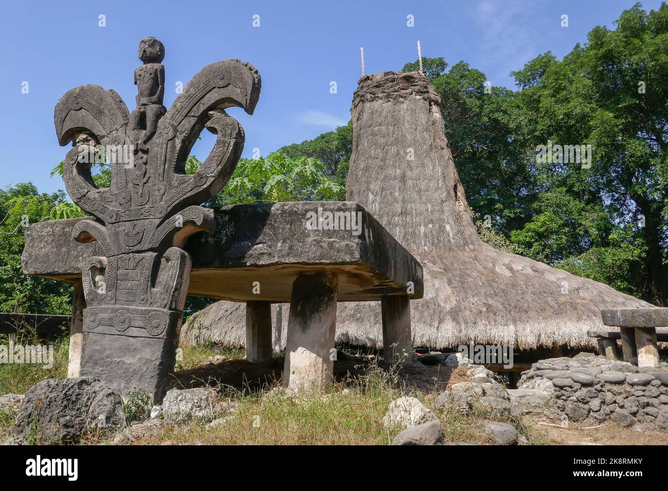 Blick auf das heilige antike Megalithgrab Watu Kajiwa und den geschnitzten Grabstein im traditionellen Dorf Prai Goli, West Sumba, Ost-Nusa Tenggara, Indonesien Stockfoto