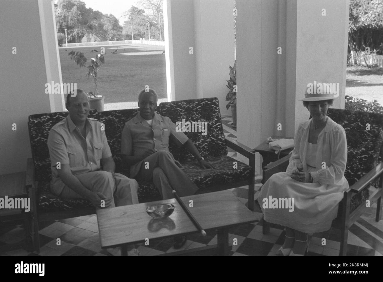 Tansania November 1981. Das Kronprinzenpaar bei einem offiziellen Besuch in Tansania. Hier sind Kronprinz Harald und Prinzessin Sonja mit Präsident Julius Nyerere vom Staatshaus dar-es-Salaam. Foto: NTB / NTB Stockfoto