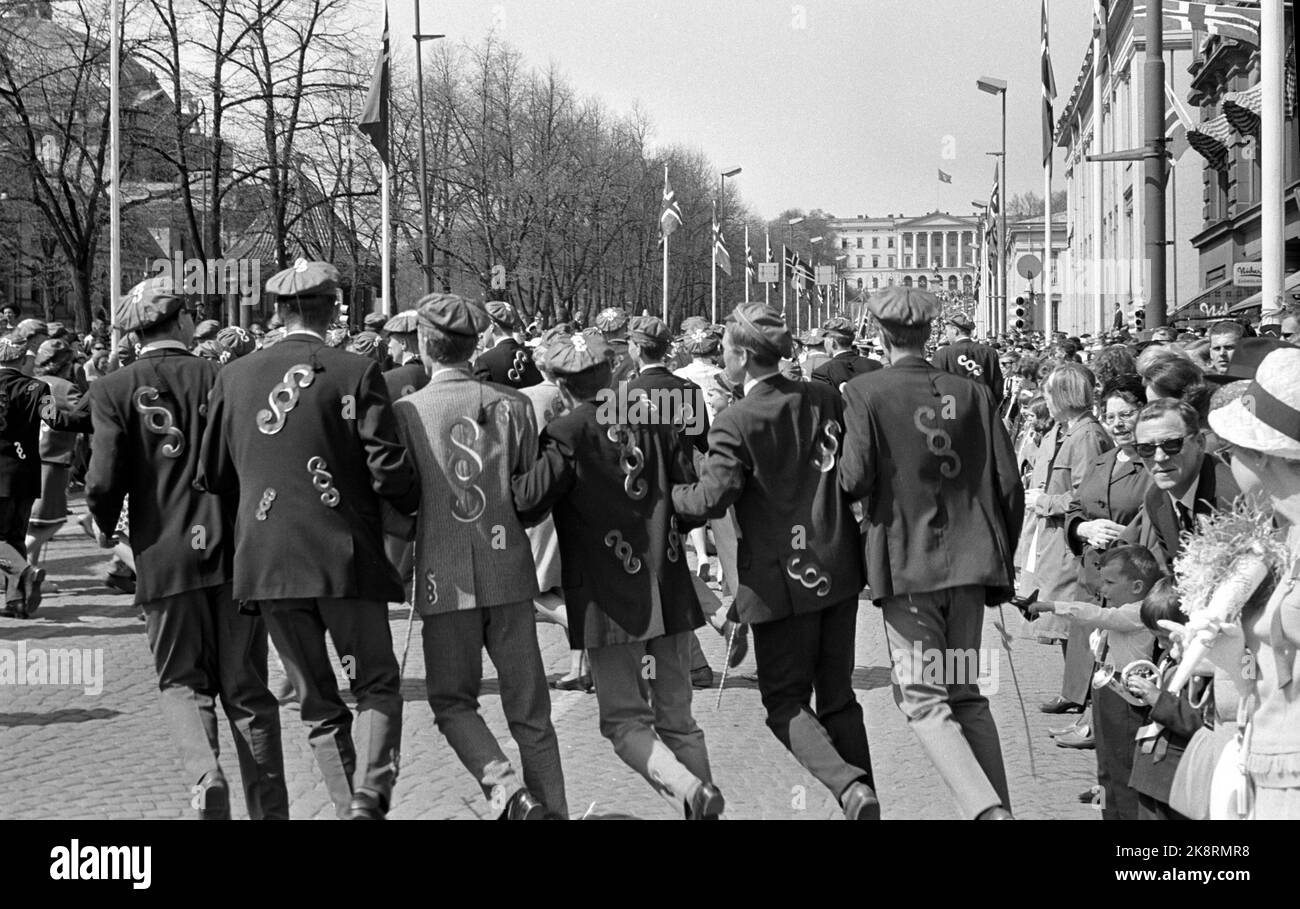 Oslo 19660517: 17. Mai in Oslo. Happy Russ auf dem Weg zum Karl Johans Tor im Kinderzug. Russ mit russischen und russischen Symbolen auf ihrer Kleidung. Foto: NTB / NTB Stockfoto