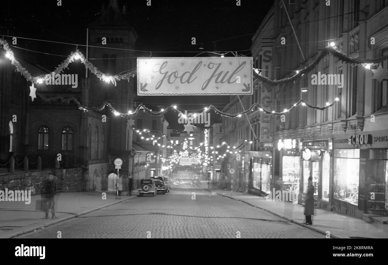 Oslo 19511223. Weihnachtliche Atmosphäre am Fuße des Karl Johans-Tores. Weihnachtsstraße mit großem Schild mit dem Text Frohe Weihnachten. Altmodisch. Foto: NTB / NTB Stockfoto