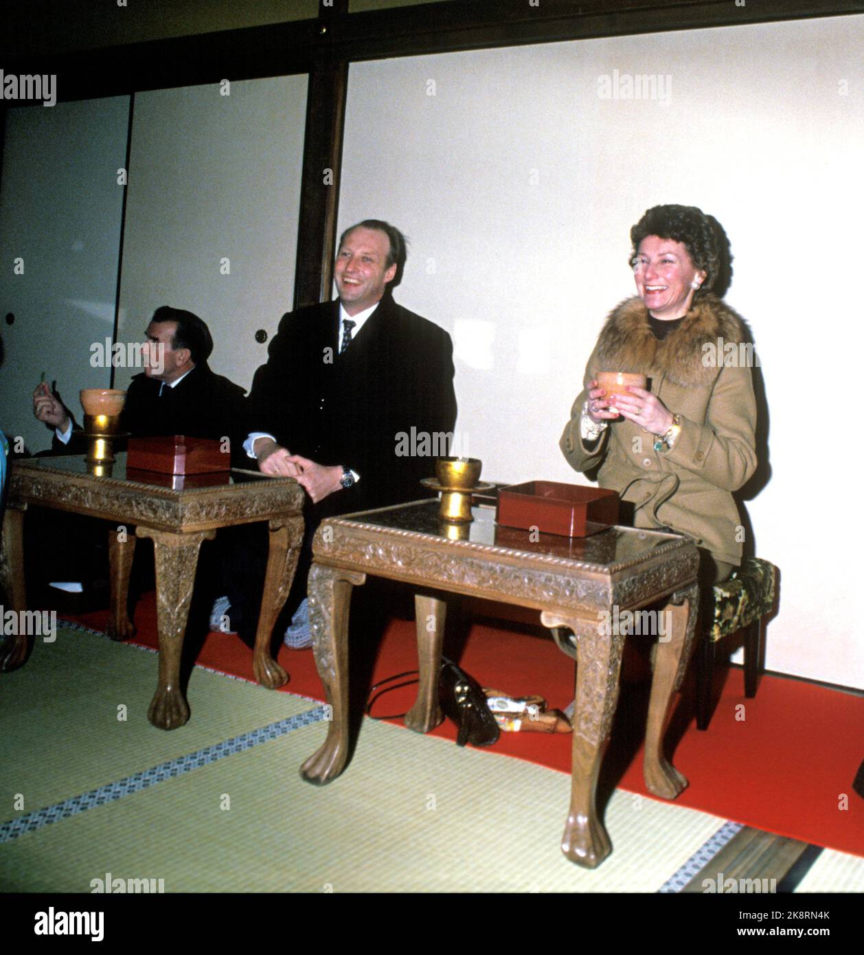Kyoto, Japan 19780213. Kronprinz Harald und Kronprinzessin Sonja besuchen den Osten. Hier trinkt das Kronprinzenpaar Tee in Daisen-in. Foto: Svein Hammerstad NTB / NTB Stockfoto