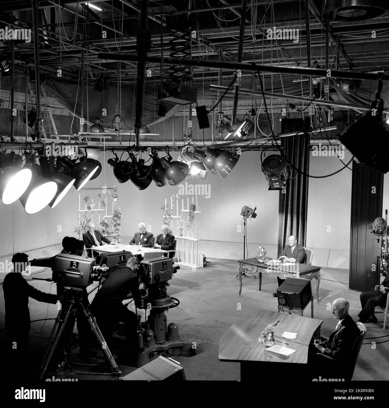 Oslo 19600820: NRK Television startete seine Sendungen am 20. August 1960. King Olav eröffnet die erste Sendung von NRK Television. Übersichtsbild aus dem Studio. Th. Premierminister Einar Gerhardsen, der ebenfalls bei der Eröffnung sprach. Foto: NTB / NTB Stockfoto