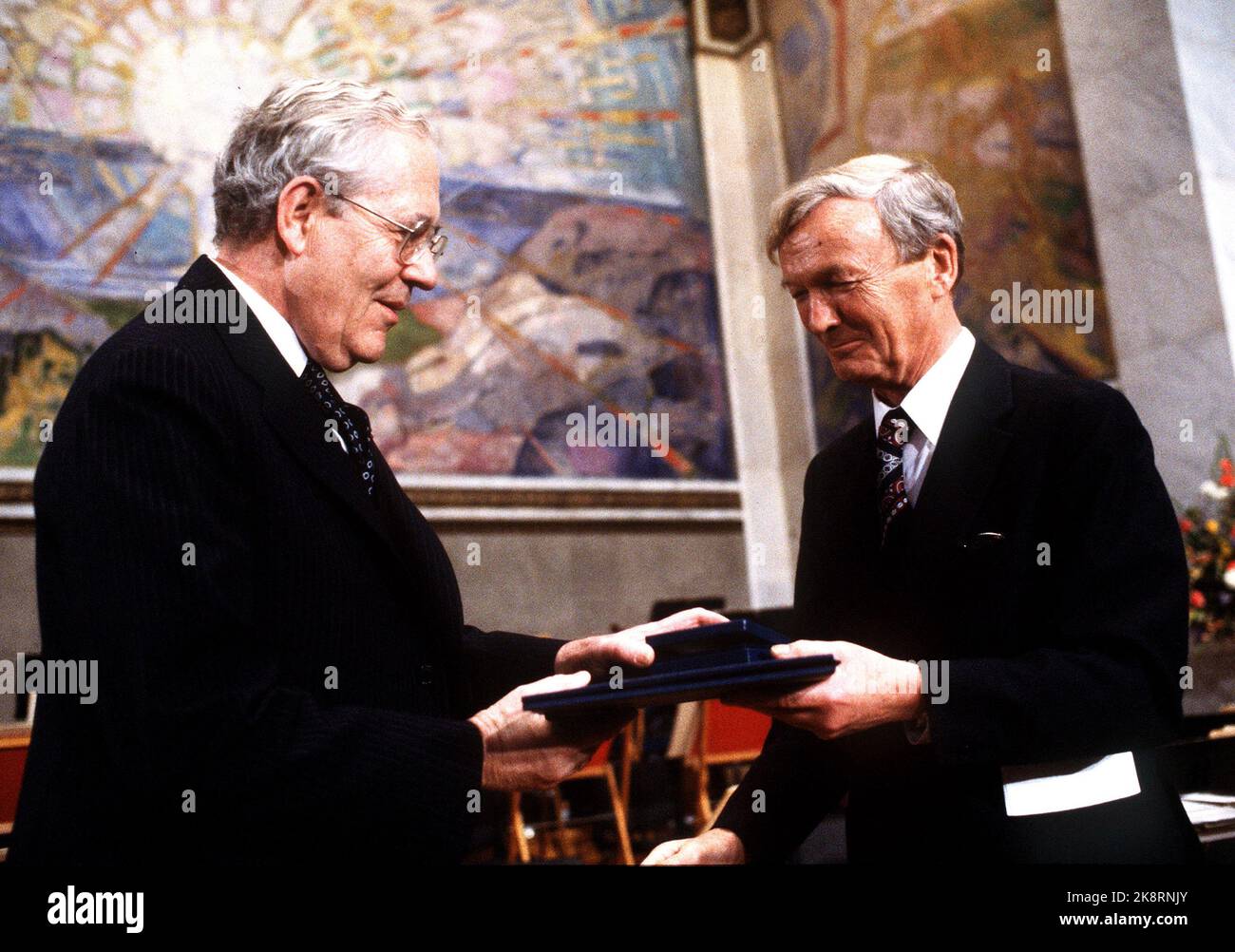 Oslo 19811210 der Friedenspreis: Friedensnobelpreis für 1981 an den UN-Hochkommissar für Flüchtlinge. Hier aus der Abteilung in der Aula der Universität, wo Poul Hartling (TV) den Preis von John Sanness, dem Vorsitzenden des Nobelkomitees, erhält. Foto Erik Thorberg / NTB / NTB Stockfoto