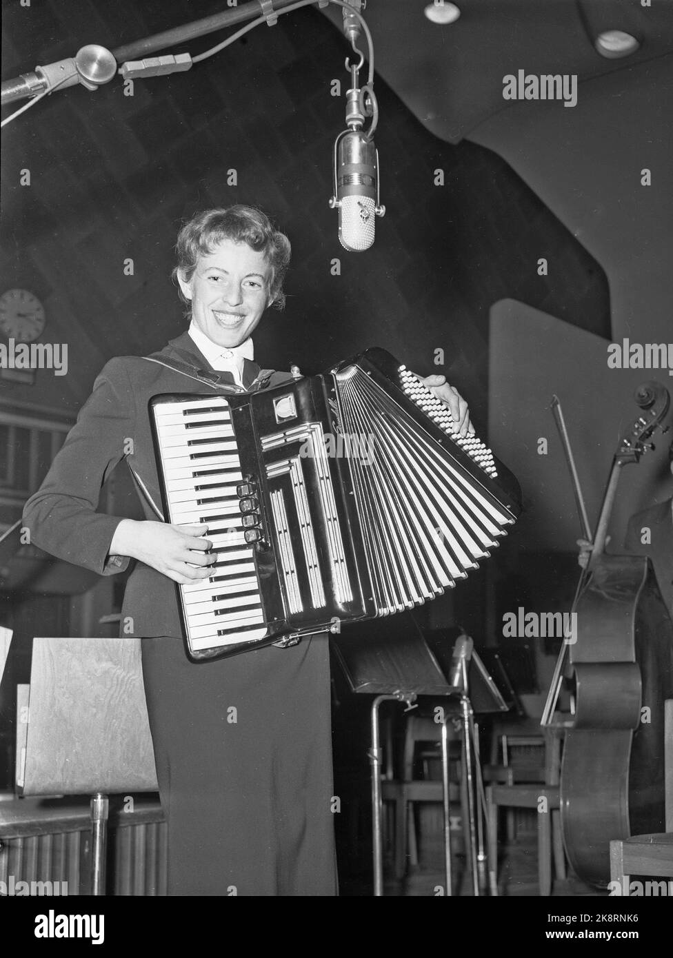 Sie ist auch ein gutes akkordeonfoto Fotos und Bildmaterial in hoher